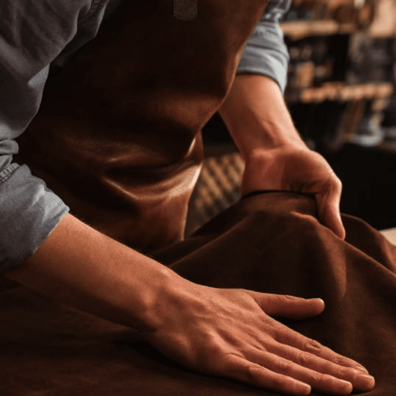 Frisch gegerbtes Leder wird von Hand verarbeitet